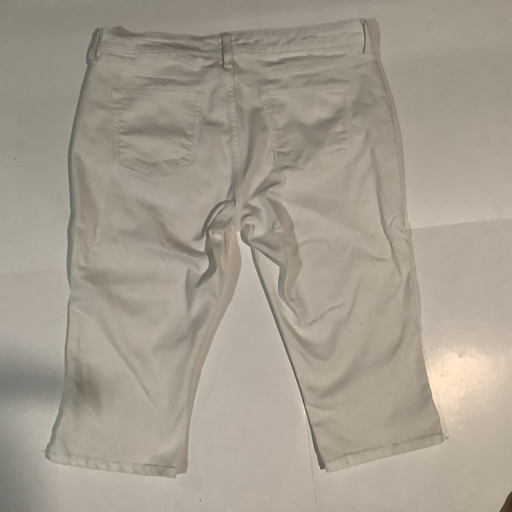 St. John's Bay Women's White Capri Pants - Slim Fit - Picture 2 of 7